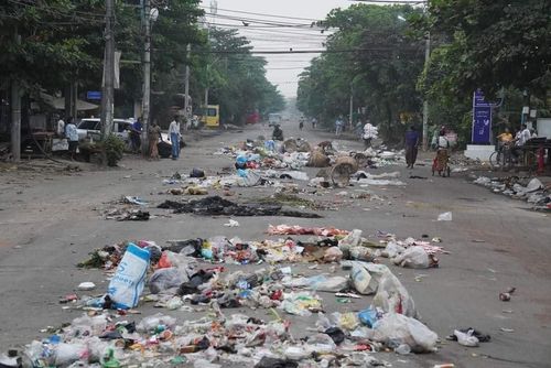 양곤 시내 거리에 군부 항의 표시로 쓰레기가 버려진 모습. 2021.3.30[미얀마 나우 캡처. 재판매 및 DB 금지]