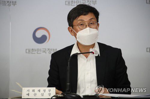 기재부, 예산안 편성지침 발표(서울=연합뉴스) 김승두 기자 = 안도걸 기획재정부 예산실장이 26일 오후 정부서울청사 브리핑실에서 예산안 편성지침 및 기금운용계획안 작성지침을 발표하고 있다. kimsdoo@yna.co.kr