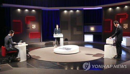 토론하는 박영선-오세훈(서울=연합뉴스) 4·7 서울시장 보궐선거 더불어민주당 박영선, 국민의힘 오세훈 후보가 29일 밤에 열린 TV토론회에 참석해 발언하고 있다. 2021.3.29 [국회사진기자단] saba@yna.co.kr