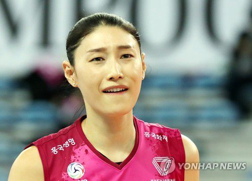 아쉬움 감추지 못하는 김연경(인천=연합뉴스) 윤태현 기자 = 30일 인천 계양체육관에서 열린 여자프로배구 챔피언결정전 3차전 인천 흥국생명 핑크스파이더스와 서울 GS칼텍스 KIXX 배구단의 경기. 2세트 흥국생명 김연경이 동료의 실책에 아쉬운 표정을 짓고 있다. 2021.3.30 tomatoyoon@yna.co.kr