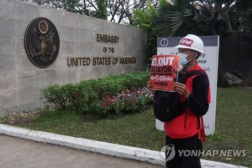 양곤의 미국 대사관 앞 반쿠데타 일인 시위.  2021.2.21(자료사진)[AFP=연합뉴스]