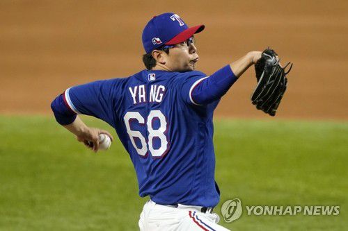 MLB 시범경기서 밀워키 상대 투구하는 텍사스 양현종[AP=연합뉴스]