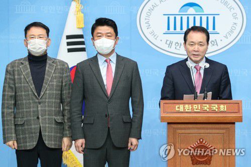 이해충돌방지법 관련 기자회견하는 국민의힘 소속 정무위원들(서울=연합뉴스) 하사헌 기자 = 성일종 간사(오른쪽) 등 국민의힘 소속 국회 정무위원회 위원들이 31일 오전 서울 여의도 국회 소통관에서 이해충돌방지법 관련 기자회견을 하고 있다. 2021.3.31 toadboy@yna.co.kr