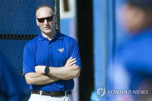 스프링캠프 훈련 지켜보는 셔피로 사장 [Frank Gunn/The Canadian Press, AP=연합뉴스 자료사진]