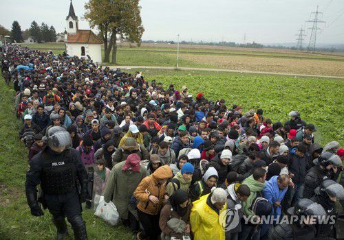 2015년 시리아 내전 중에 유럽으로 밀려오는 난민들[AP=연합뉴스 자료사진]