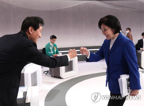 인사하는 박영선-오세훈박영선 더불어민주당 서울시장 후보(오른쪽)와 오세훈 국민의힘 서울시장 후보가 지난달 30일 오후 서울 여의도 KBS에서 열린 서울시장 보궐선거 후보자 초청 토론회에서 인사하고 있다.[연합뉴스 자료사진]