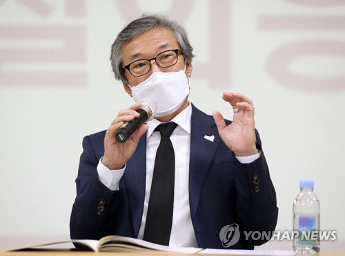 5·18행사위 기자간담회(광주=연합뉴스) 조남수 기자 = 1일 오전 광주 동구 금남로 5·18민주화운동기록관에서 열린 제41주년 5·18민중항쟁기념행사위원회 출범 기자간담회에서 원순석 상임행사위원장이 기자의 질문에 답하고 있다. 2021.4.1 iso64@yna.co.kr