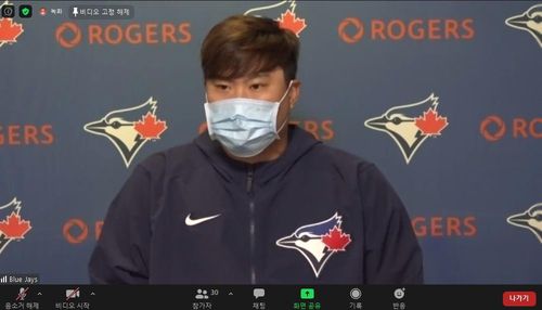화상 인터뷰하는 류현진(서울=연합뉴스) 토론토 블루제이스 1선발 류현진이 2일(한국시간) 미국 뉴욕주 양키스타디움에서 열린 뉴욕 양키스와의 개막전에서 호투한 뒤, 화상 인터뷰를 하고 있다. [MLB 프레스박스 화상 인터뷰 캡처. 재판매 및 DB 금지]