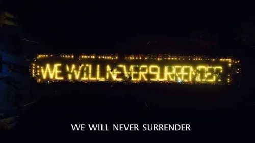 마을 주민들이 촛불로 만든 '우린 결코 굴복하지 않을 것이다'라는 영어 문구[트위터 캡처. 재판매 및 DB 금지]