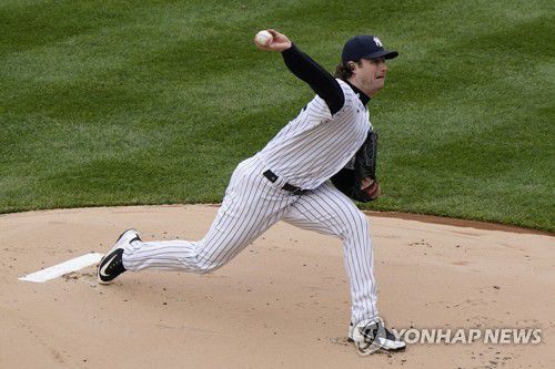 뉴욕 양키스 개막전 선발 개릿 콜(뉴욕 AP=연합뉴스) 뉴욕 양키스 에이스 개릿 콜이 2일(한국시간) 미국 뉴욕주 양키스타디움에서 열린 2021년 미국프로야구 메이저리그 토론토 블루제이스와의 홈경기에 선발 등판해 역투하고 있다.