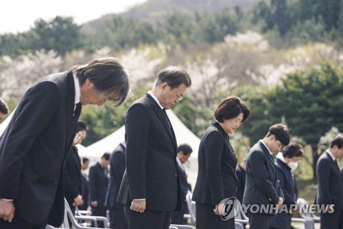 묵념하는 문재인 대통령 내외문재인 대통령과 부인 김정숙 여사가 지난해 4월 3일 제주 4·3 평화공원에서 열린 '제72주년 제주 4·3 희생자 추념식'에서 묵념하고 있다. [연합뉴스 자료사진]