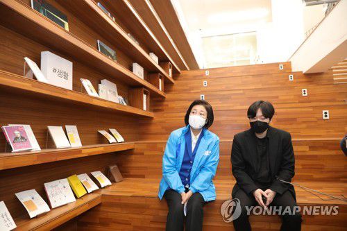 청년주택 방문한 박영선(서울=연합뉴스) 더불어민주당 박영선 서울시장 후보가 3일 서울 성북구 안암로 청년주택 '안암생활'을 방문해 한 청년과 대화하고 있다.   2021.4.3  [박영선 캠프 제공. 재판매 및 DB 금지] zjin@yna.co.kr