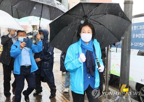 봄비 속 유세나서는 박영선(서울=연합뉴스) 진성철 기자 = 더불어민주당 박영선 서울시장 후보가 3일 서울 강동구 천호공원에서 열린 집중유세에서 봄비가 내리는 가운데 거리유세를 하고 있다.   2021.4.3 zjin@yna.co.kr