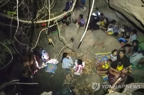 미얀마군 공습 피해 정글에 숨은 카렌족    (카렌주 AFP=연합뉴스) 27일(현지시간) 미얀마 카렌주의 한 마을 주민들이 군의 공습을 피해 정글에 숨어있다. 이날 미얀마 군부는 소수민족 무장반군인 카렌민족연합(KNU) 관할지역인 이곳을 공습했고, 이로 인해 2명이 사망하고 2명이 다쳤다. 공습을 받은 카렌주 마을 5곳 주민 3천 명가량은 28일 국경을 넘어 태국으로 피신했다. [프리 버마 레인저스 제공]
    knhknh@yna.co.kr