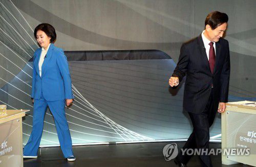 방송토론 준비하는 박영선 오세훈(서울=연합뉴스) 더불어민주당 박영선 서울시장 후보(왼쪽)와 국민의힘 오세훈 서울시장 후보가 5일 서울 양천구 목동 예총회관에서 열린 한국방송기자클럽 초청 서울시장 보궐선거 후보자 토론회에서 인사를 나눈 뒤 자리로 돌아가고 있다.  2021.4.5  [국회사진기자단] zjin@yna.co.kr