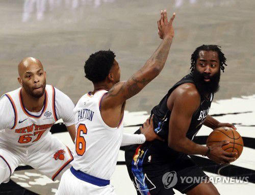 뉴욕과 경기에서 공격을 시도하는 브루클린의 하든(오른쪽).[EPA=연합뉴스]