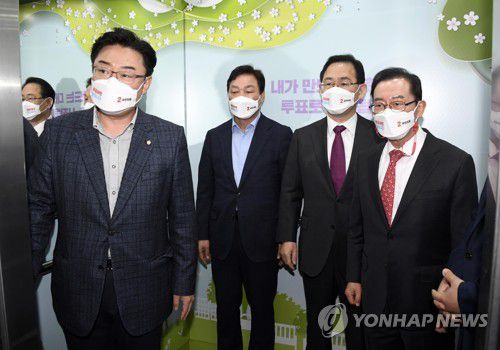 국민의힘 주호영 원내대표가 4월 5일 경기도 과천시 중앙선거관리위원회를 항의 방문하고 있다. [연합뉴스 자료사진]