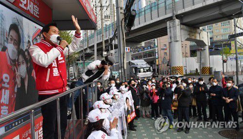 지지 호소하는 오세훈 후보(서울=연합뉴스) 4ㆍ7 재보선 국민의힘 오세훈 서울시장 후보가 6일 오전 서울 자양사거리에서 열린 출근길 유세에서 지지를 호소하고 있다. 2021.4.6 [국회사진기자단] toadboy@yna.co.kr