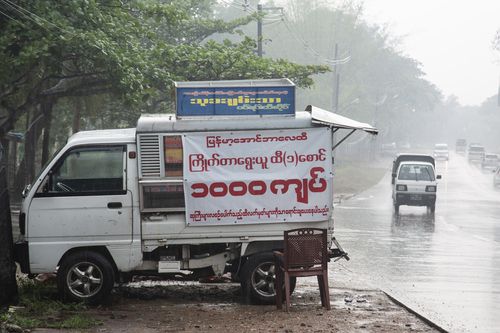 길거리에서 아웅바레이 로또복권을 판매하는 차량. 2021.4.6[양곤<미얀마>=연합뉴스 이정호 통신원]