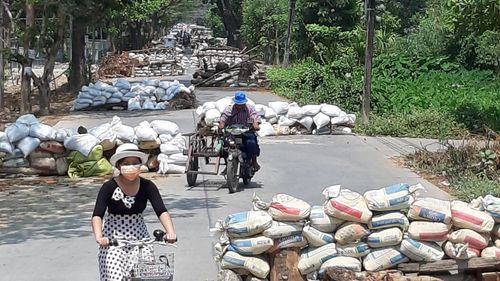 군경의 진입을 어렵게 하려고 모래 마대를 쌓아놓은 양곤의 한 마을 입구. 2021.3.24[양곤<미얀마>=연합뉴스 이정호 통신원]