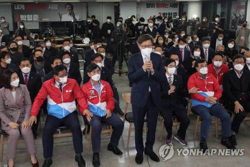 출구조사 결과 소감 말하는 박형준(부산=연합뉴스) 손형주 기자 = 국민의힘 박형준 부산시장 후보가 7일 오후 부산진구 선거사무소에서 출구조사 결과가 발표된 후 소감을 말하고 있다. 2021.4.7 handbrother@yna.co.kr