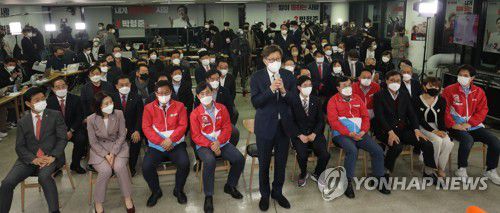 출구조사 결과 소감 말하는 박형준(부산=연합뉴스) 손형주 기자 = 국민의힘 박형준 부산시장 후보가 7일 오후 부산진구 선거사무소에서 출구조사 결과가 발표된 후 소감을 말하고 있다. 2021.4.7 handbrother@yna.co.kr