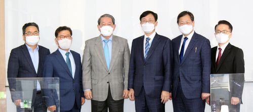 청와대-중견련 면담(서울=연합뉴스) 이호승 청와대 정책실장(오른쪽 세번째)이 8일 오후 한국중견기업연합회를 찾아 강호갑 중견련 회장(왼쪽 세번째)을 면담했다. [중견련 제공·재판매 및 DB 금지]