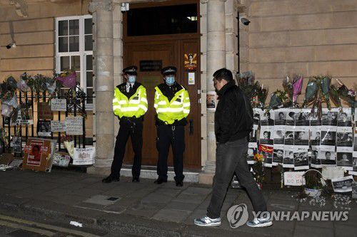 대사관에서 '쿠데타'를 당했다며 입장을 위해 주변을 배회하는 쪼 츠와 민 주영 미얀마 대사 [AP=연합뉴스]