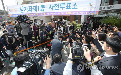 윤석열에 쏠린 관심(서울=연합뉴스) 임헌정 기자 = 윤석열 전 검찰총장이 4·7 서울시장 보궐선거 사전투표 첫날인 2일 부친인 윤기중 연세대 명예교수와 함께 서울 서대문구 남가좌1동 주민센터에 마련된 사전투표소로 들어가고 있다. 2021.4.2 kane@yna.co.kr