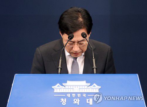 고개숙여 인사하는 강민석 대변인(서울=연합뉴스) 최재구 기자 = 강민석 청와대 대변인이 8일 청와대 춘추관에서  4·7 재보선과 관련한 문재인 대통령의 입장을 발표하고 인사하고 있다. 2021.4.8 jjaeck9@yna.co.kr