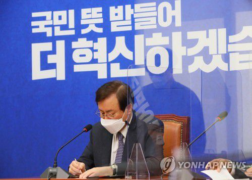 2030의원 발언듣는 도종환 비대위원장(서울=연합뉴스) 진성철 기자 = 더불어민주당 도종환 비상대책위원장이 9일 서울 여의도 국회에서 열린 2030 의원들과의 간담회에서 2030 의원들의 발언을 듣고 있다.  2021.4.9 zjin@yna.co.kr