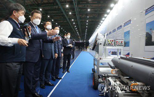 국산화 장비 보는 문재인 대통령(사천=연합뉴스) 최재구 기자 = 문재인 대통령이 9일 경남 사천시 한국항공우주산업(KAI) 고정익동에서 열린 한국형전투기 보라매(KF-21) 시제기 출고식을 마치고 전시장으로 이동해 류광수 KAI 고정익사업부문장의 설명을 들으며 KF-X사업을 통해 개발된 주요 국산화 장비를 보고 있다. jjaeck9@yna.co.kr