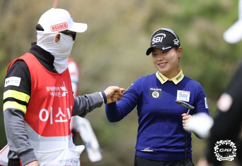 버디를 잡아내고 캐디와 기쁨을 나누는 이소미.[KLPGA 제공. 재판매 및 DB 금지]