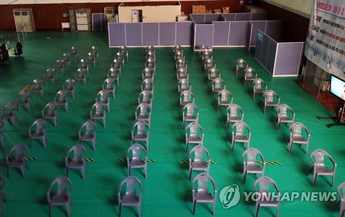 AZ 백신 접종 보류로 비어 있는 접종센터(광주=연합뉴스) 박철홍 기자 = 아스트라제네카(AZ) 백신 접종이 보류·연기돼 8일 오전부터 특수·교육 직군 대상자들에 대한 AZ 백신 접종을 진행할 예정이었던 광주 북구예방접종센터(전남대 북구국민체육센터)가 한산한 모습이다. AZ 백신을 둘러싼 '혈전' 생성 논란이 지속되자 정부는 현재 진행 중인 만 60세 미만에 대한 접종을 한시적으로 보류하고 특수학교 종사자와 유치원, 초중고교 대상 백신 접종도 연기했다. 2021.4.8 pch80@yna.co.kr