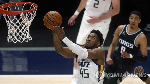 슛하는 유타의 도너번 미첼[AP=연합뉴스]