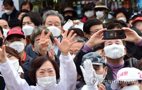 오세훈 유세 지켜보는 김무성국민의힘 소속 김무성 전 의원이 지난 1일 서울 노원구 경춘선숲길에서 국민의힘 오세훈 서울시장 후보의 유세를 지켜보고 있다.[연합뉴스 자료사진]