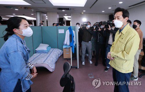 생활치료센터 의료진 근무 설명듣는 오세훈 시장(서울=연합뉴스) 홍해인 기자 = 오세훈 서울시장이 10일 오전 서울시가 운영하는 무증상·경증 코로나19 환자 격리치료 장소인 서울 중구 서울유스호스텔 생활치료센터를 찾아 현장 의료진으로부터 근무 현황에 대한 설명을 듣고 있다. 2021.4.10 hihong@yna.co.kr