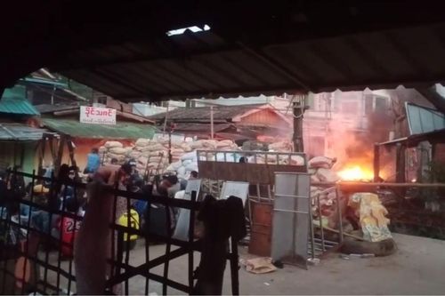 바고 지역의 모래 바리케이드 뒤에 시위대가 몸을 숨긴 모습. 2021.4.9[미얀마 나우 캡처. 재판매 및 DB 금지]