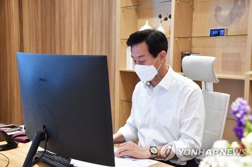 업무보는 오세훈 서울시장오세훈 서울시장이 지난 4월 8일 서울시청으로 출근해 업무를 보고 있다. [연합뉴스 자료사진]