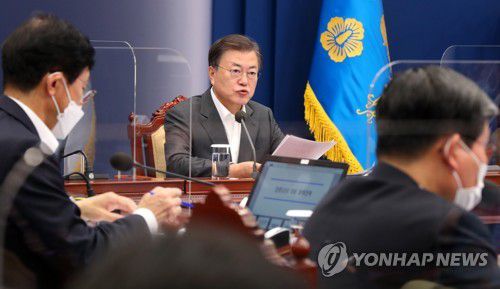 특별방역 점검회의 주재하는 문재인 대통령(서울=연합뉴스) 최재구 기자 = 문재인 대통령이 12일 오후 청와대 여민관에서 '코로나19 대응 특별방역 점검회의'를 주재하고 있다. 2021.4.12 jjaeck9@yna.co.kr