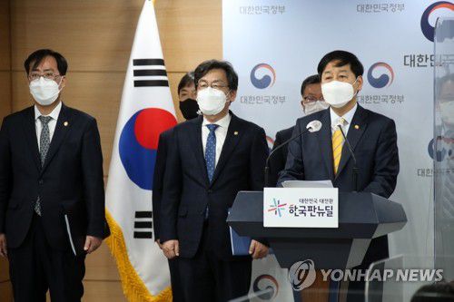 구윤철 국무조정실장, 일 오염수 방류 결정 브리핑(서울=연합뉴스) 김승두 기자 = 구윤철 국무조정실장이 13일 오전 정부서울청사에서 차관들이 모두 참석한 가운데 일본 정부가 후쿠시마(福島) 제1원전사고로 발생한 방사성 물질 오염수를 바다에 배출하기로 한 것과 관련해 긴급 관계차관회의를 마친 후 정부 대책을 발표하고 있다. 2021.4.13 kimsdoo@yna.co.kr