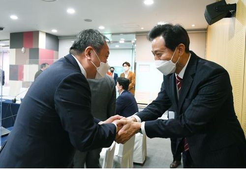 서울시정 현안 설명회에 참석한 김인호 시의회 의장(왼쪽)과 오세훈 시장(오른쪽)[서울시의회 제공. 재판매 및 DB 금지]