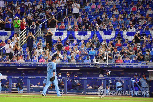 기립박수 받는 류현진[AFP=연합뉴스]