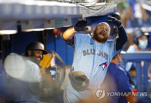 홈런 치고 기뻐하는 라우디 텔레스[로이터/USA투데이=연합뉴스]