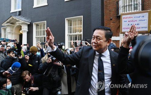 지지자들 앞에서 '세 손가락 경례'하는 영국 주재 미얀마 대사(런던 EPA=연합뉴스) 지난 8일(현지시간) 영국 런던의 미얀마 대사관 앞에서 쪼 츠와 민 영국 주재 미얀마 대사가 언론과 지지자들이 지켜보는 가운데 세 손가락 경례를 하고 있다. 민 대사는 최근 몇 주간 군부에 의해 감금된 아웅산 수치 국가 고문 등 문민정부 지도자들의 석방을 요구하며 군부를 비판했고, 이에 칫 윈 부대사는 무관과 함께 민 대사의 대사관 입장을 막았다. knhknh@yna.co.kr