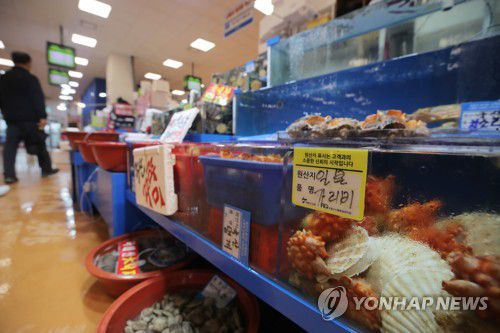 일본 원전 오염수 방류하면 수산물은?(서울=연합뉴스) 이정훈 기자 = 12일 서울 동작구 노량진 수산물도매시장에 원산지가 일본으로 표기된 수산물이 판매되고 있다. 
    일본 정부가 후쿠시마 제1 원전에서 나오는 방사성 물질 오염수의 해양 방류를 조만간 결정할 예정인 것으로 알려졌다. 2021.4.12 uwg806@yna.co.kr