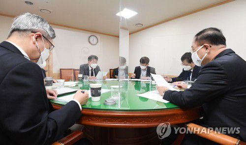 3월 고용동향 관련 관계장관회의(서울=연합뉴스) 홍남기 경제부총리 겸 기획재정부 장관이 14일 정부서울청사에서 '2021년 3월 고용동향'을 주요 내용으로 한 관계장관회의(녹실회의)를 주재하고 있다. 2021.4.14 
    [기획재정부 제공. 재판매 및 DB 금지] photo@yna.co.kr