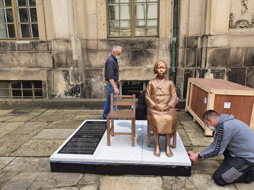 독일 국립박물관에 첫 소녀상(베를린=연합뉴스) 이 율 특파원 = 독일 드레스덴 국립박물관 산하 민속박물관이 오는 16일부터 8월 1일까지 '일본궁'으로 불리는 특별전시관에서 '말문이 막히다 - 큰 소리의 침묵'을 주제로 전시회를 연다.
    일본군에 위안부로 끌려갔을 당시 모습을 형상화한 소녀상은 전시장 안팎에 침묵 깨기의 상징으로 설치된다. 전시장 밖에는 한국에서 공수된 청동 재질의 평화의 소녀상이, 전시장 내부에는 이동식 소녀상이 각각 설치된다. 사진은 독일 드레스덴에 도착한 평화의 소녀상. 2021.4.14
    [코리아협의회 제공. 재판매 및 DB 금지] photo@yna.co.kr