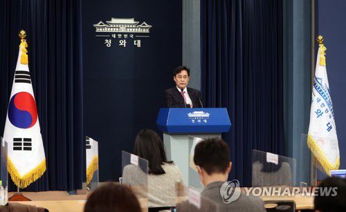 문대통령, 일본대사에게 오염수 해양 방류 우려 표명(서울=연합뉴스) 최재구 기자 = 강민석 청와대 대변인이 14일 브리핑룸에서 문재인 대통령이 이날 아이보시 코이치 주한일본대사에게 후쿠시마 오염수 해양 방류 결정에 대한 한국 정부와 국민들의 우려를 표명한 것 등과 관련한 현안 브리핑을 하고 있다. 2021.4.14 jjaeck9@yna.co.kr