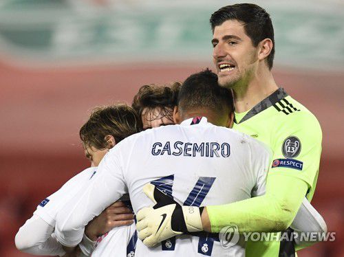 기뻐하는 골키퍼 쿠르투아와 레알 마드리드 선수들[EPA=연합뉴스]